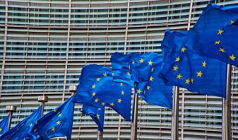 Les gouvernements s'élèvent de plus en plus contre les conditions des platesformes étrangères