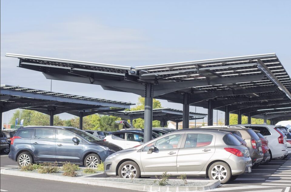 Ombrières solaires sur les parkings : le décret publié