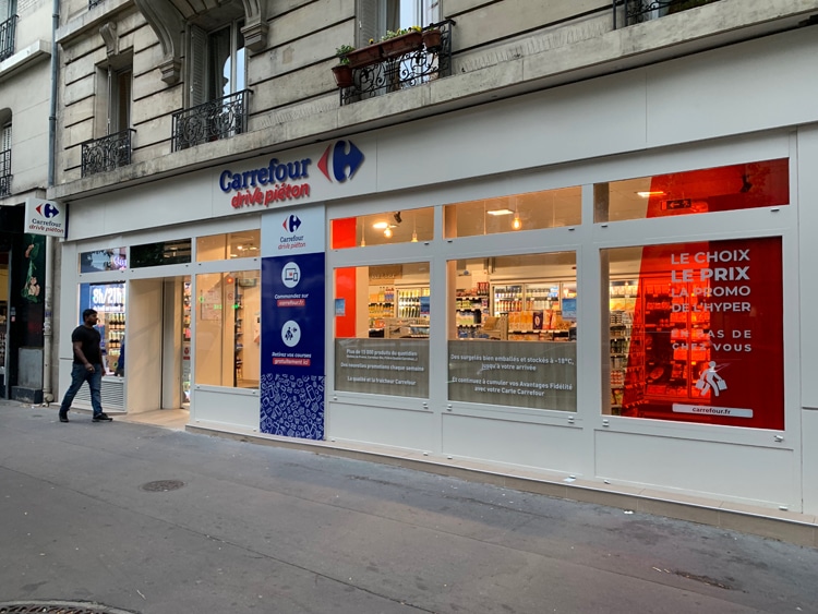 Drive piéton : le nouveau modèle de Carrefour et La Poste