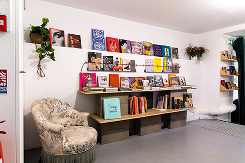 En image: Violette & Co, café, librairie, et espace associatif