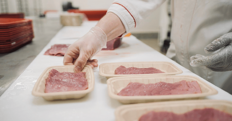 Auchan Retail supprime les barquettes en plastique de ses ateliers boucherie et poissonnerie