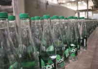 Les bouteilles colorées étaient plus compliquées à recycler pour Danone et sa marque Badoit