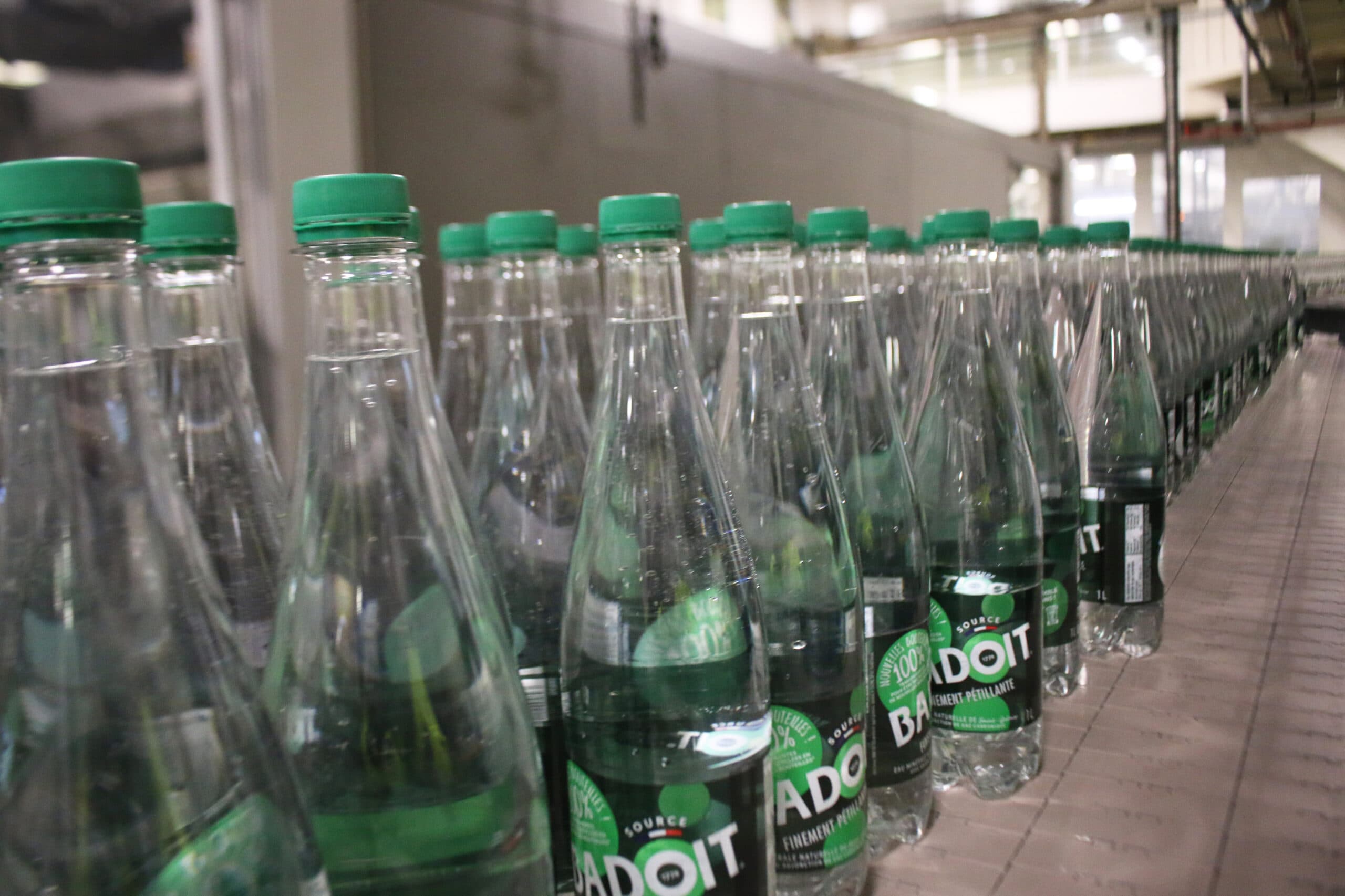 Les bouteilles colorées étaient plus compliquées à recycler pour Danone et sa marque Badoit